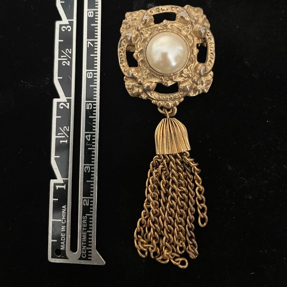 Vintage-style Gold and Faux Pearl Tassel Brooch/Pin - Picture 1 of 2